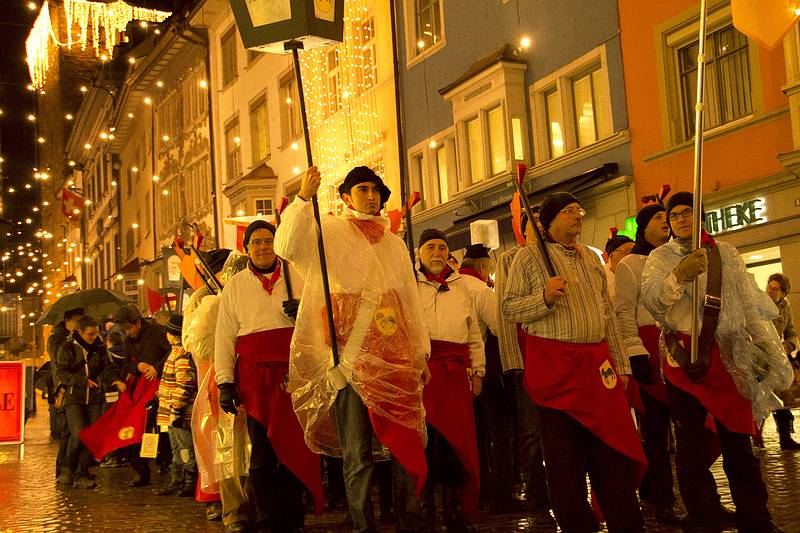 Zünfterinnen und Zünfter im Umzug durch die Schaffhauser Altstadt