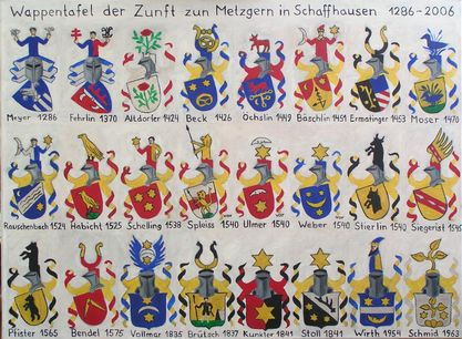 Gemalte Wappentafel der Zunft zun Metzgern in Schaffhausen 1286–2006 mit den Wappen der vierundzwanzig Zunftfamilien